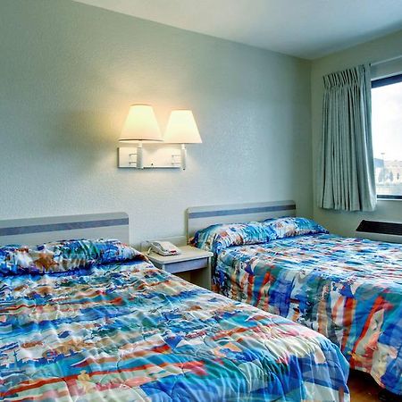 Motel 6 Manhattan Kansas Экстерьер фото