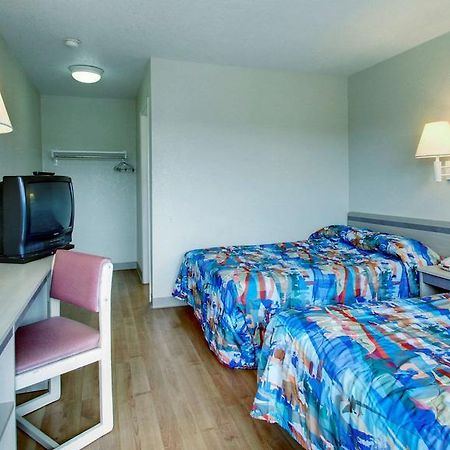 Motel 6 Manhattan Kansas Экстерьер фото