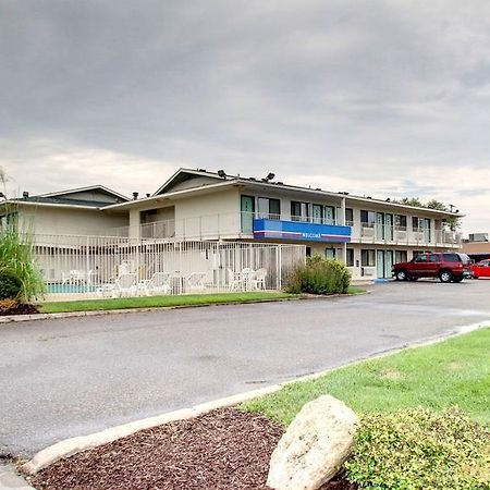 Motel 6 Manhattan Kansas Экстерьер фото