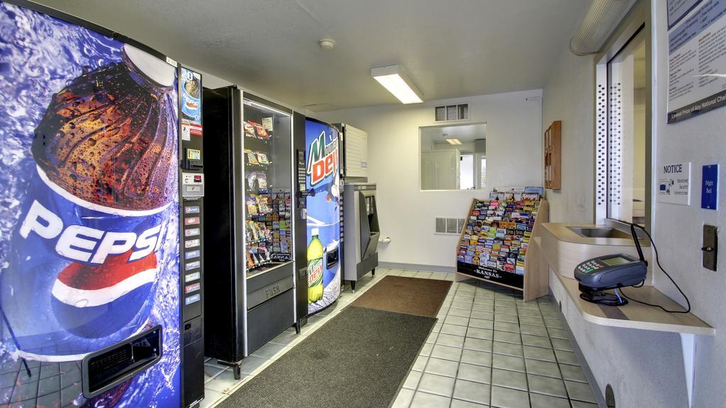 Motel 6 Manhattan Kansas Экстерьер фото