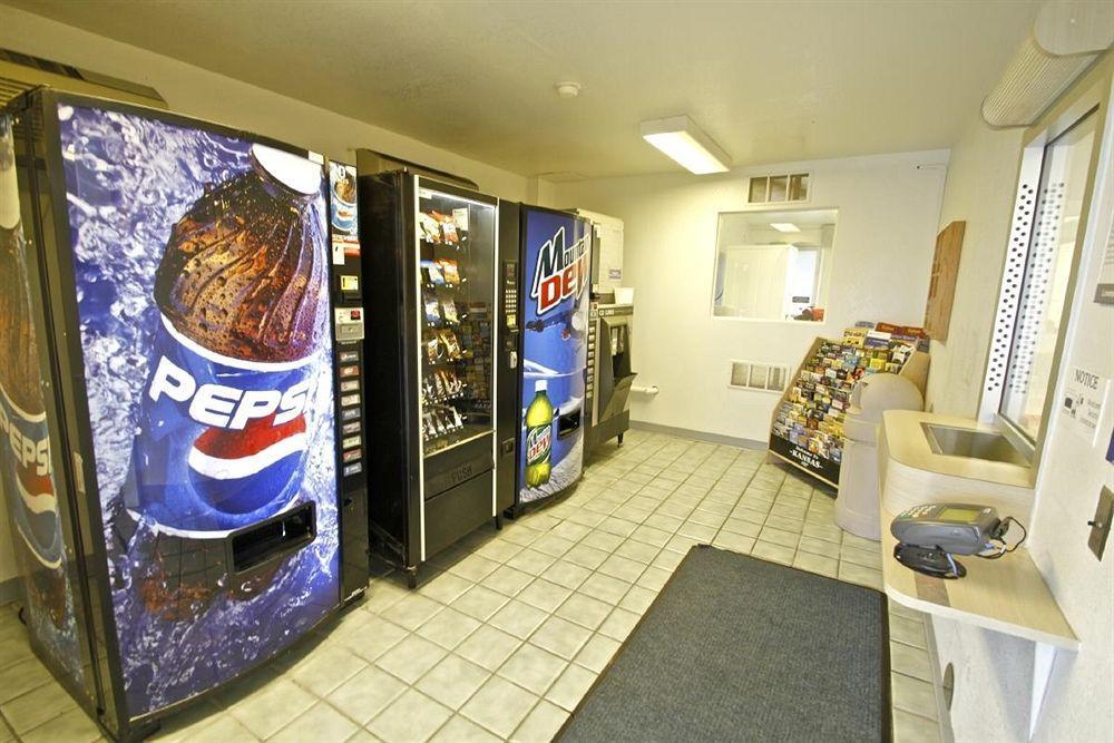 Motel 6 Manhattan Kansas Экстерьер фото