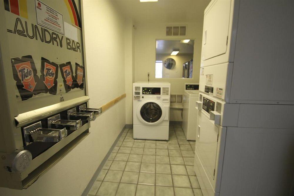 Motel 6 Manhattan Kansas Экстерьер фото