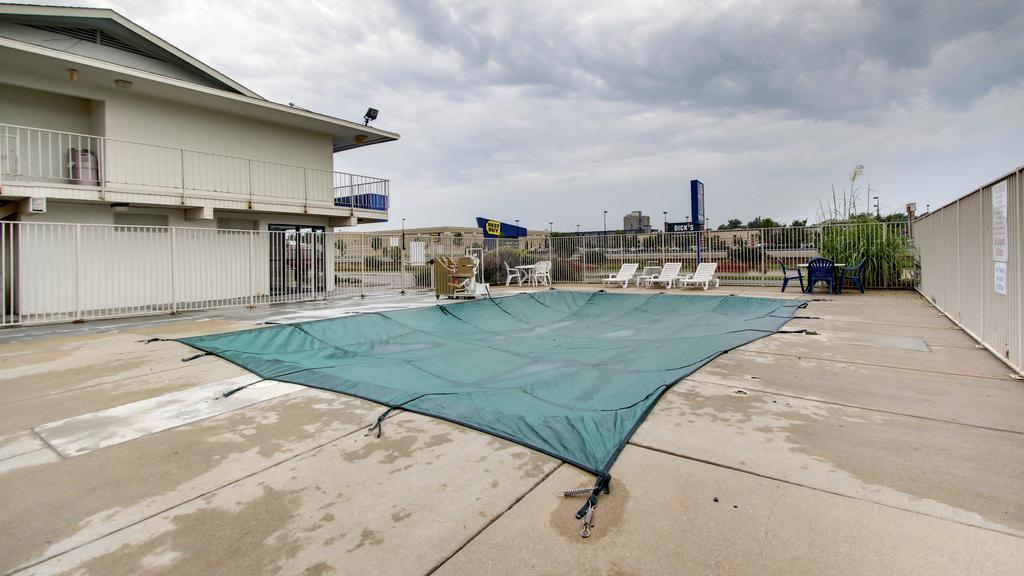 Motel 6 Manhattan Kansas Экстерьер фото