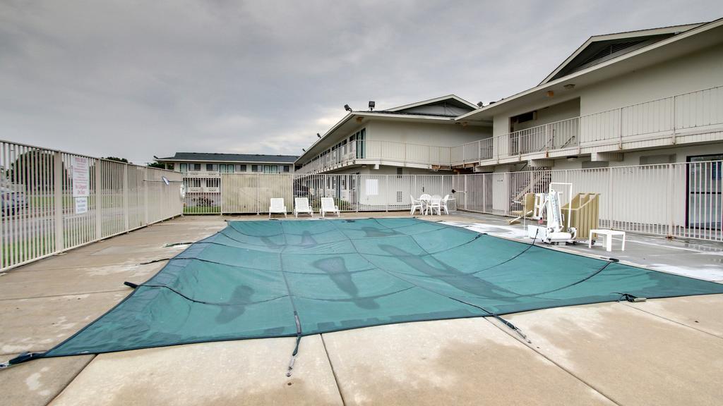 Motel 6 Manhattan Kansas Экстерьер фото