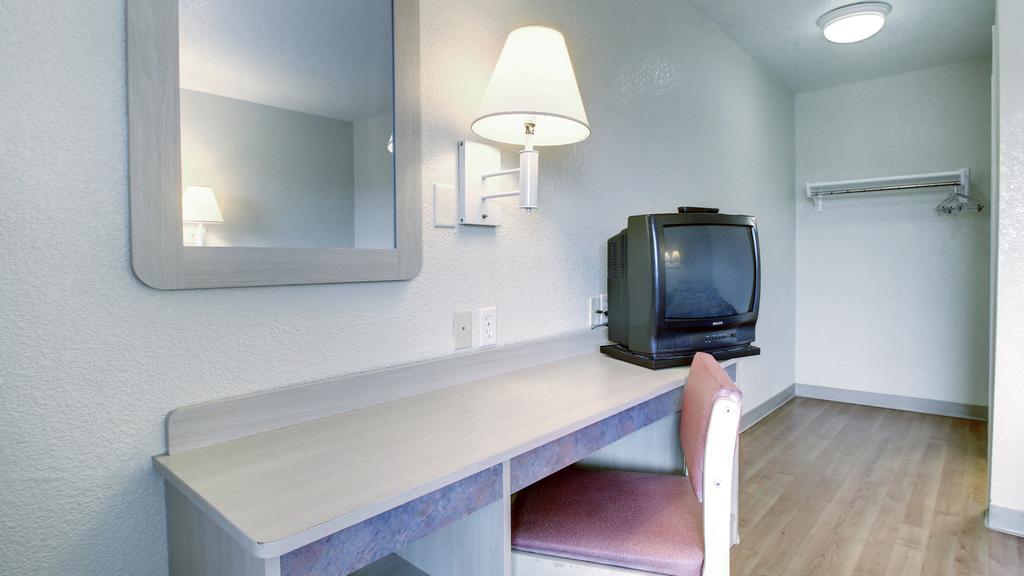 Motel 6 Manhattan Kansas Экстерьер фото