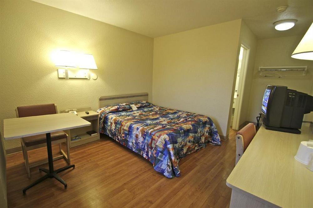 Motel 6 Manhattan Kansas Экстерьер фото