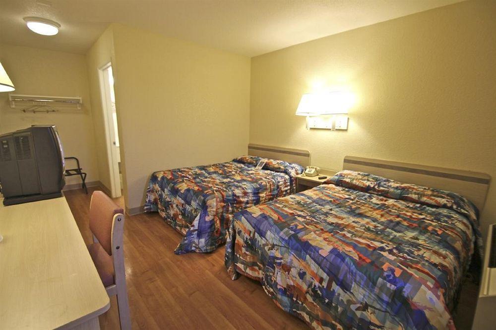 Motel 6 Manhattan Kansas Экстерьер фото