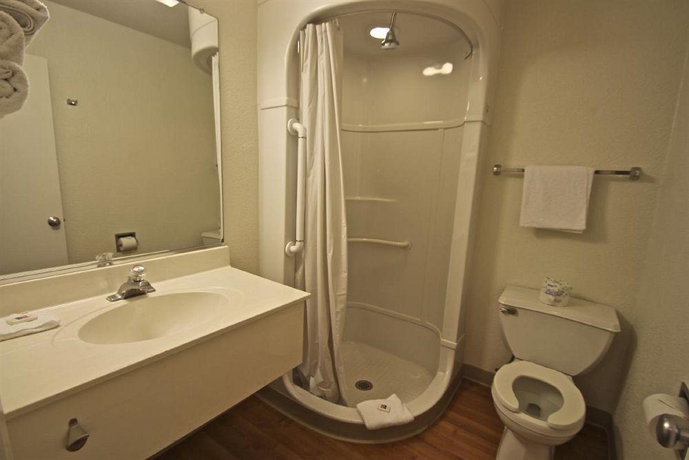 Motel 6 Manhattan Kansas Экстерьер фото