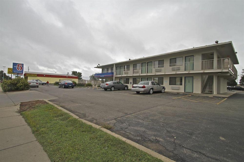 Motel 6 Manhattan Kansas Экстерьер фото