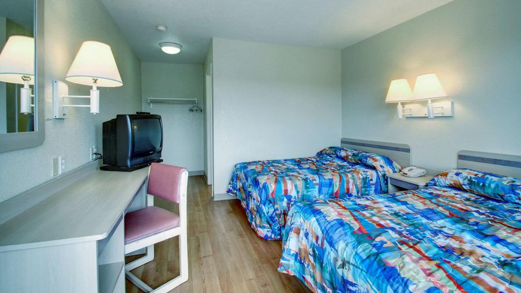 Motel 6 Manhattan Kansas Экстерьер фото