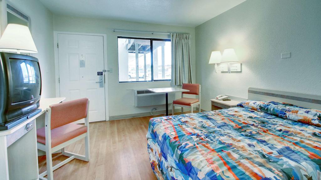 Motel 6 Manhattan Kansas Экстерьер фото