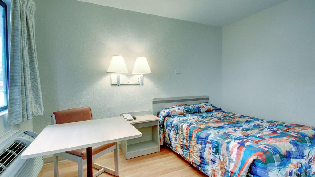 Motel 6 Manhattan Kansas Экстерьер фото