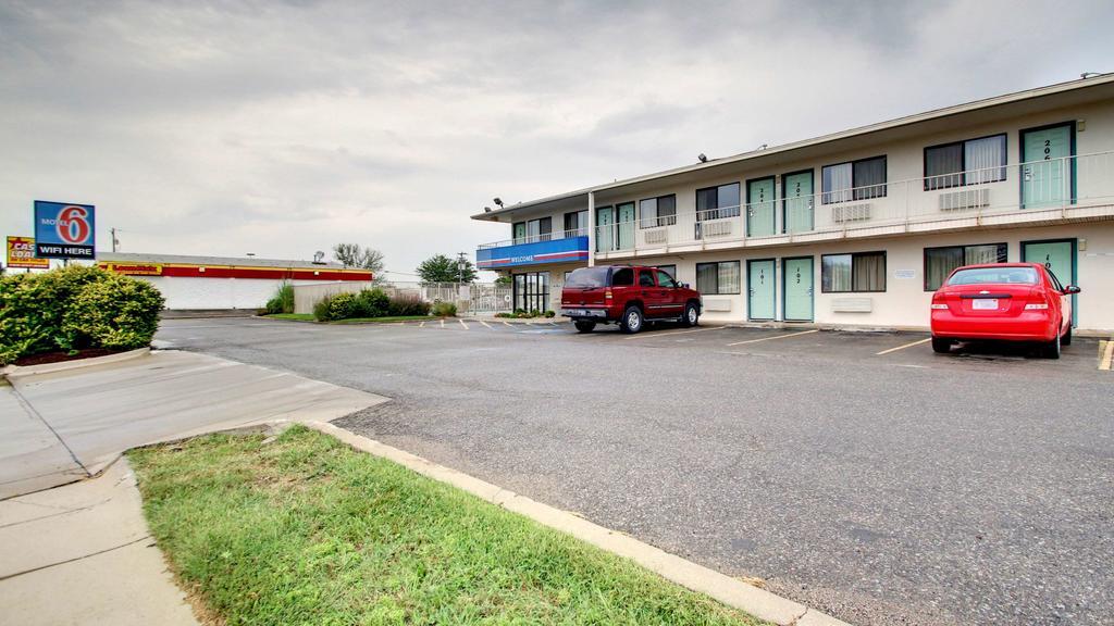 Motel 6 Manhattan Kansas Экстерьер фото